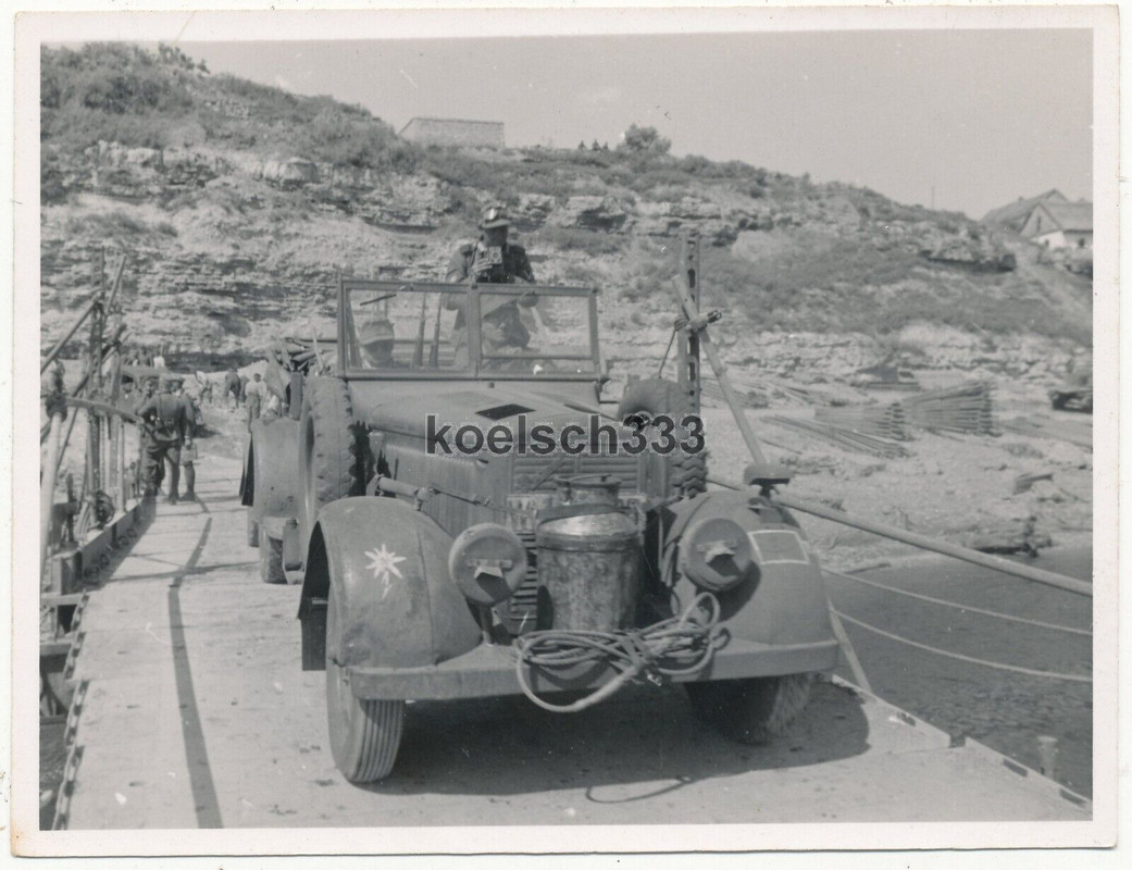 Foto Phänomen Granit Kübelwagen PKW mit Gebirgsjäger Edelweiß Kennung auf Brücke