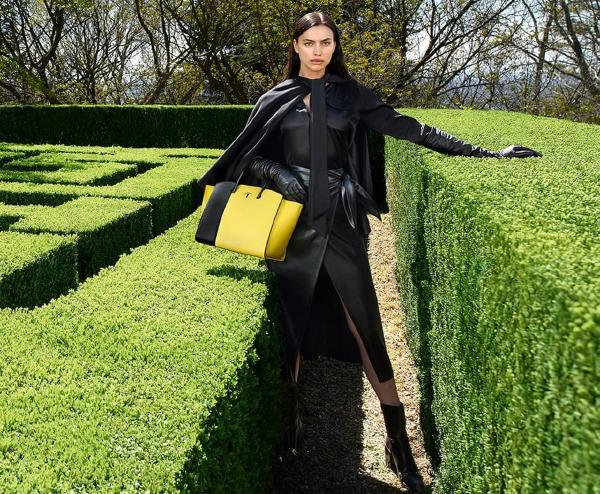 Furla, la campagna Autunno/Inverno 2023-24 con Irina Shayk