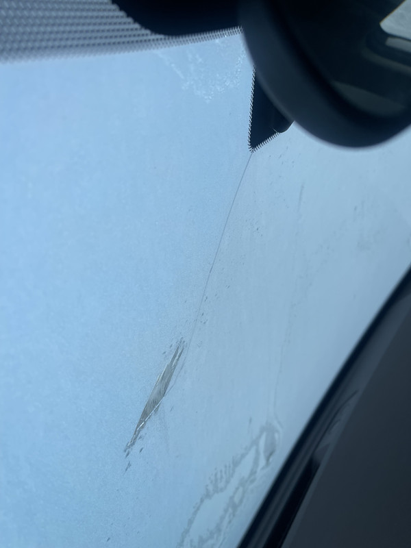 2021 nissan versan cracked windshield