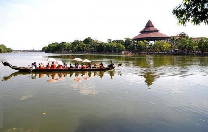 Aktivitas main air di Setu Babakan.