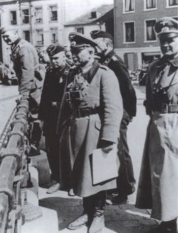 Guderian junto a su Estado Mayor en Bouillon, último pueblo belga antes de Sedán, observando la reparación de puente. Mayo de 1940