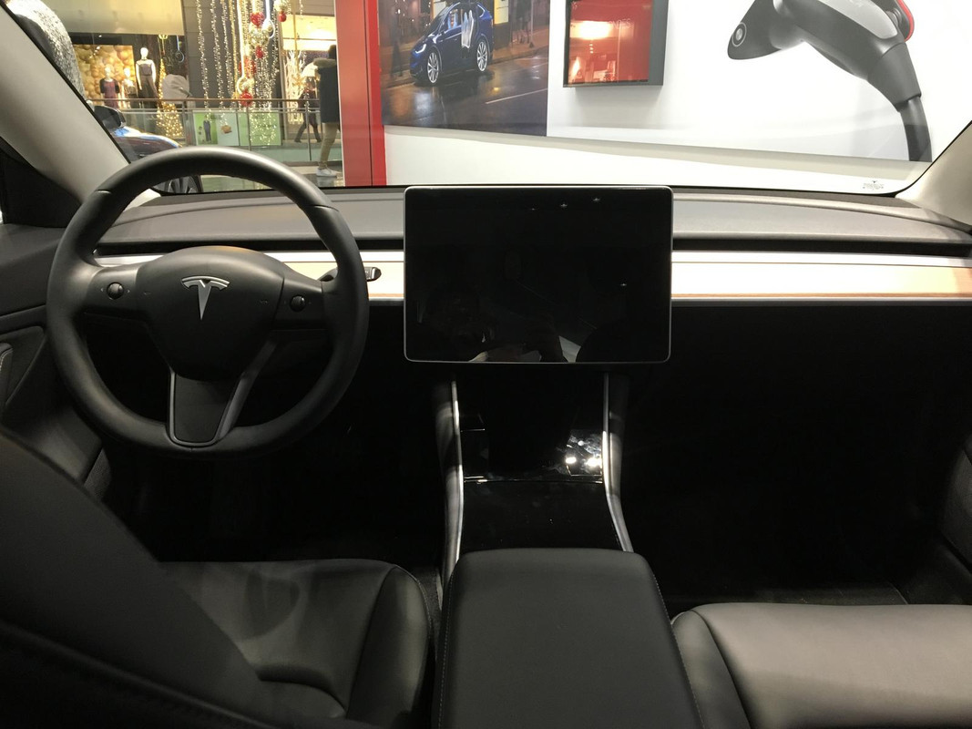 Tesla-Model-3-Velizy2-3.jpg