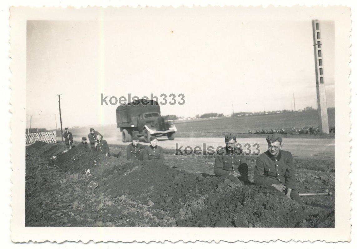 Foto Soldaten beim Schützengraben Bau - US Stude