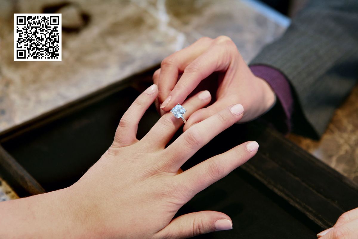 How to Choose the Right Diamond for Your Engagement Ring?