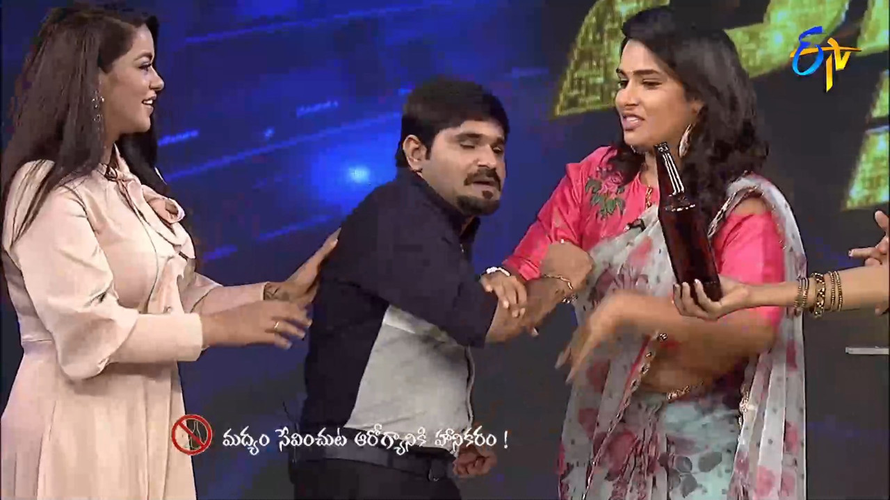 Telugu anchor sexy navel show in saree.mkv_snapshot_00.27.480