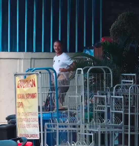 Diplo mengganti celana ()
