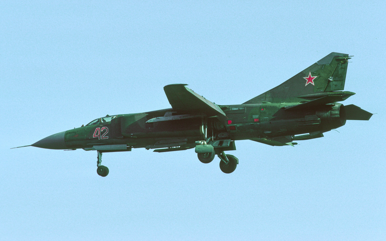 833 IAP Mig-23MLD 42 Red_27.08.91