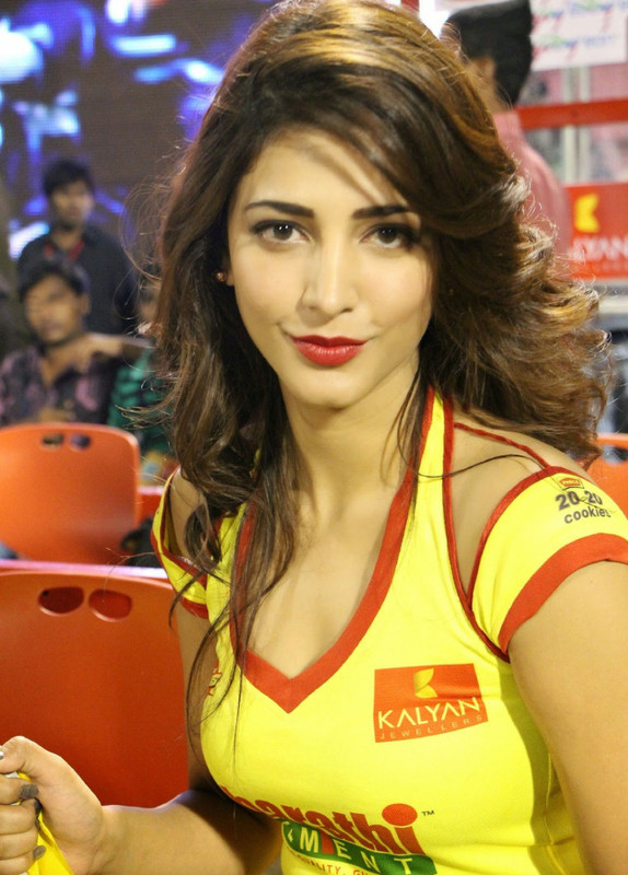 [Image: 423c2-shruti-at-chennai-rhinos-vs-karnat...atch-8.jpg]