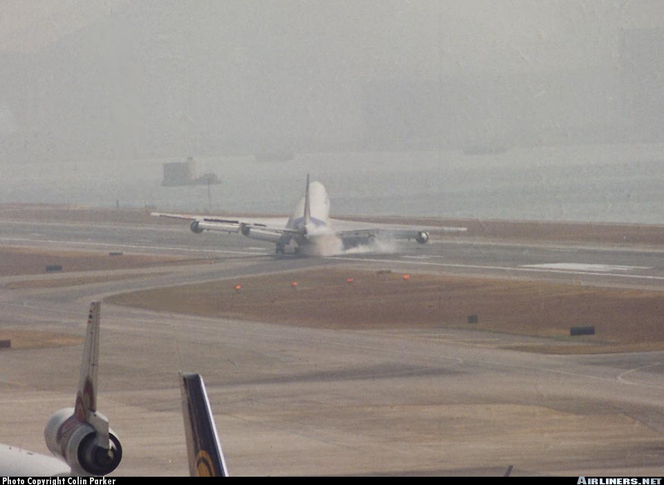 Aviation insolite II - Page 12 Vent-de-travers-Hong-Kong-Chine-30-novembre-1996