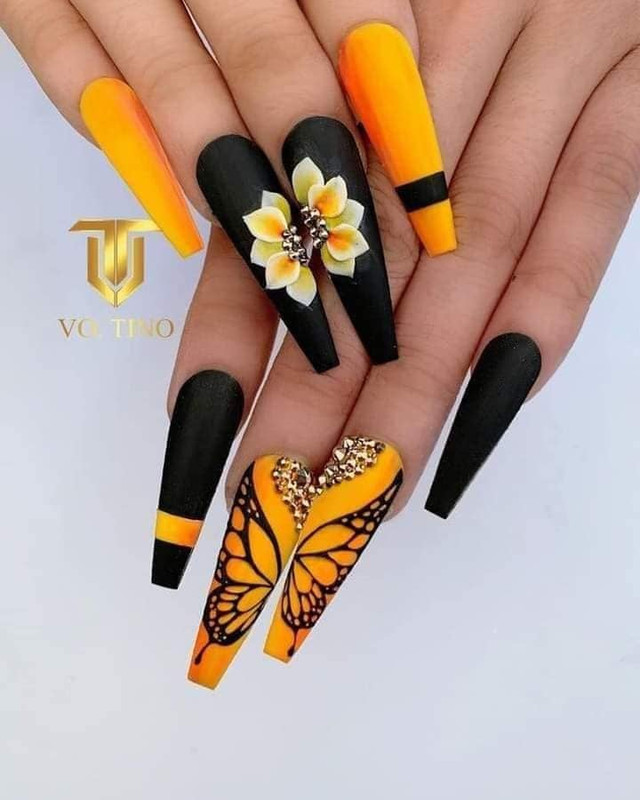 Diseños de uñas de acrílico con mariposas