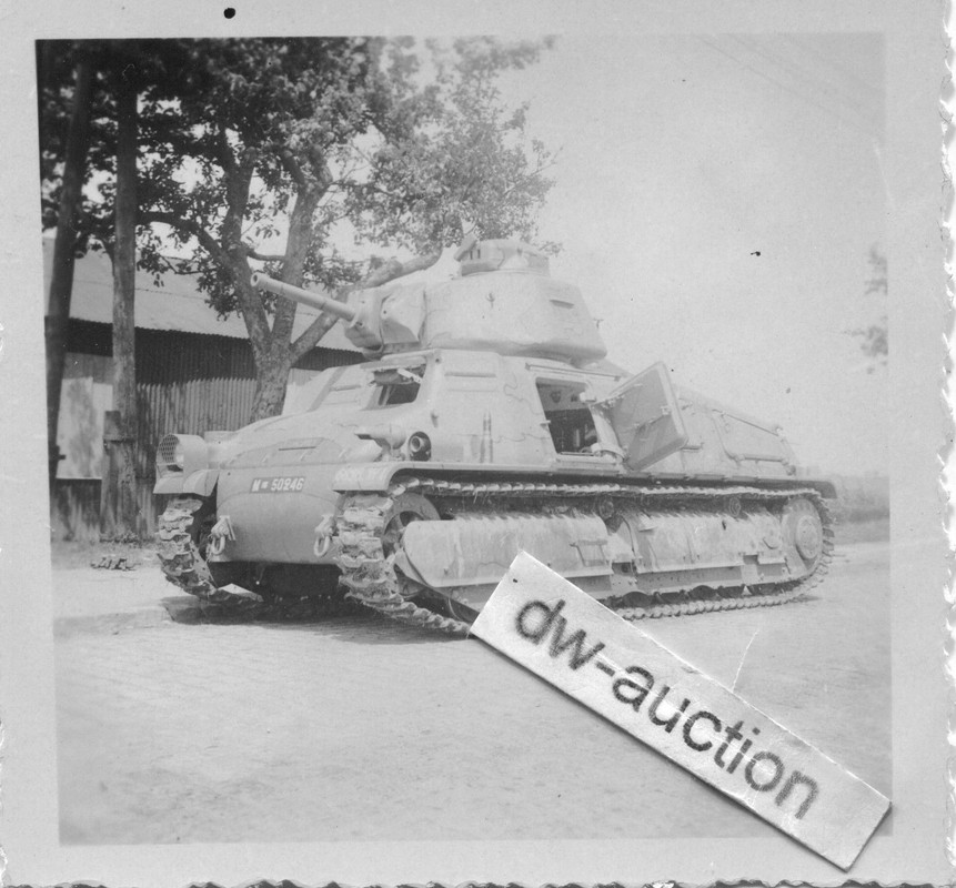 Frankreich , zerstörter französischer Panzer (1)