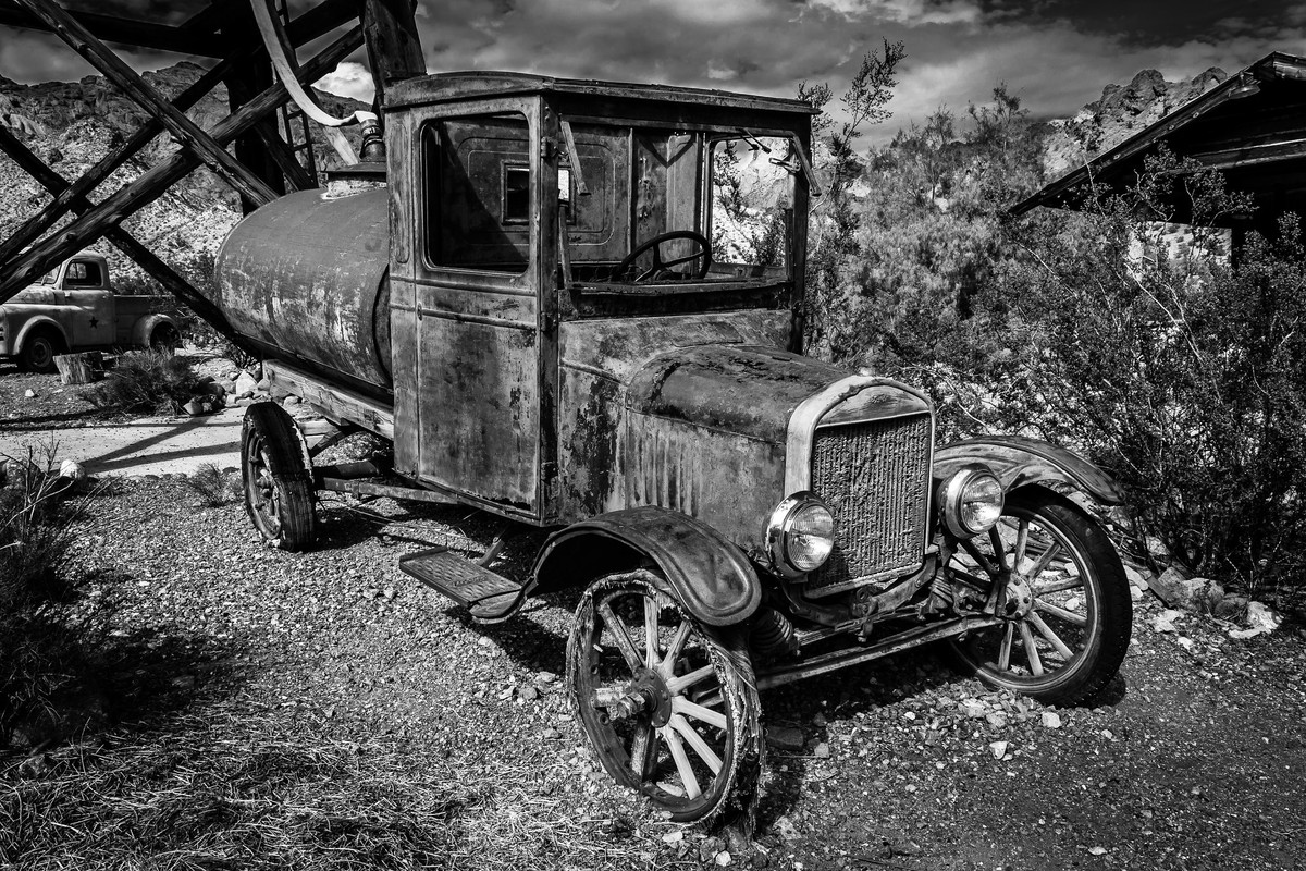 blacknwhitevintage-fordfueltruck.jpg
