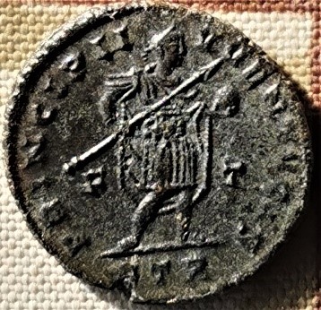 Nummus de Constantino II . PRINCIPI IVVENTVTIS. Constantino II estante a dcha. Trier. 1