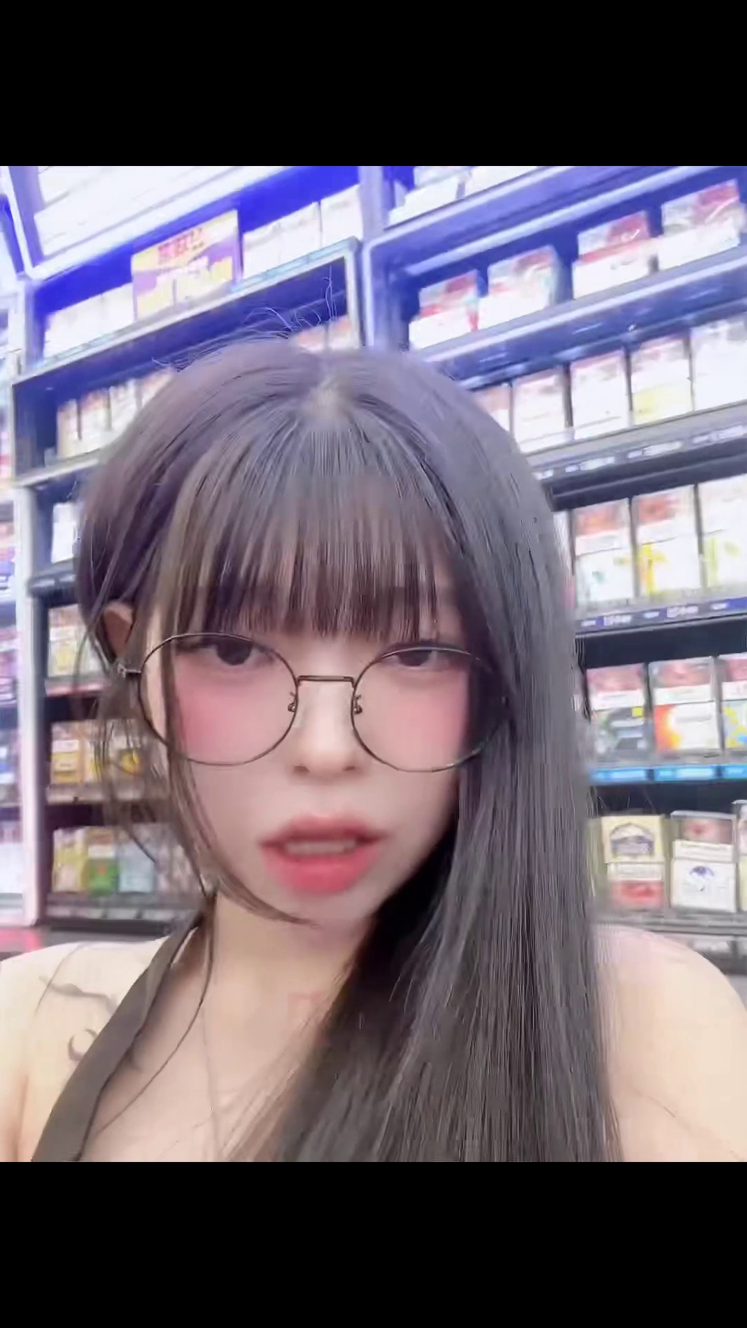 Yudi(유디) 신작 점장님 몰래 방아찧기 꼭노作品写真，眼镜系女孩的性感旅游美图插图9