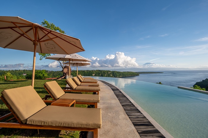 Pemandangan menawan yang disuguhkan Amok Sunset di Nusa Penida.