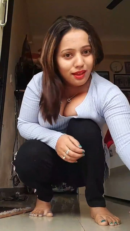 desi girl wide cleavage and boobs show.mp4_snapshot_00.02.968