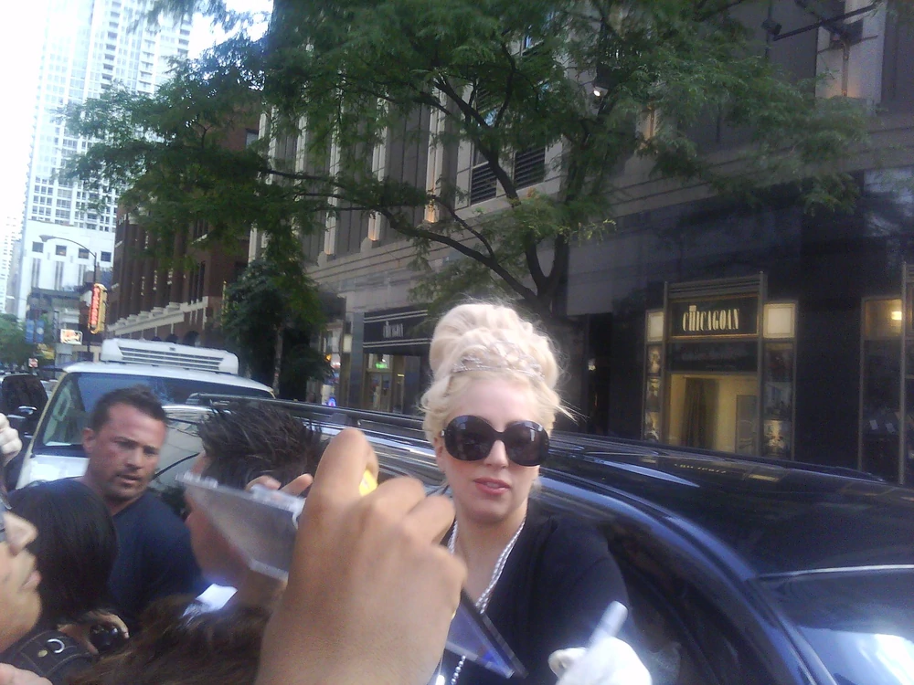 7-16-12-Signing-Autographs-Outside-Hotel