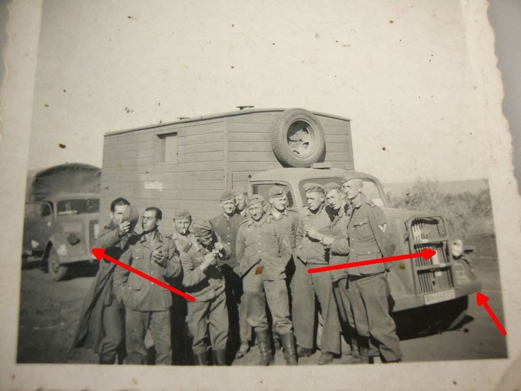 Lkw mit Maling auf Kotflügel, Maling in Kühlergr