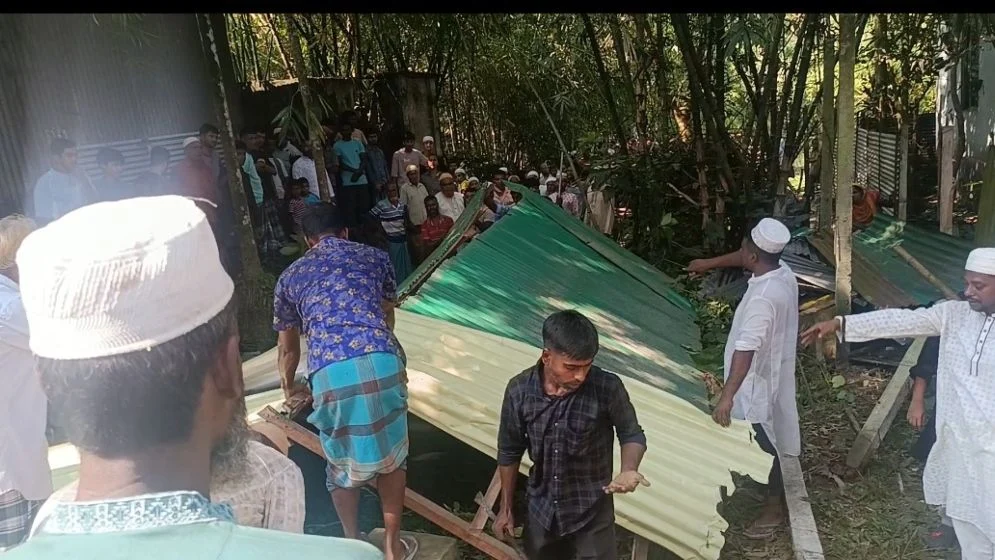 কবরস্থানে যাওয়ার রাস্তা বন্ধ, ঘর ভেঙে লাশ দাফন