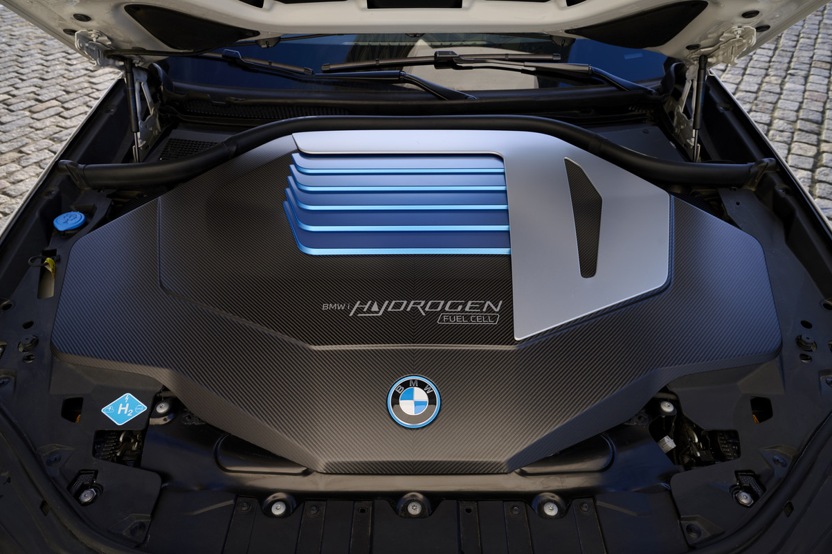 P90494461_highRes_bmw-ix5-hydrogen-on-