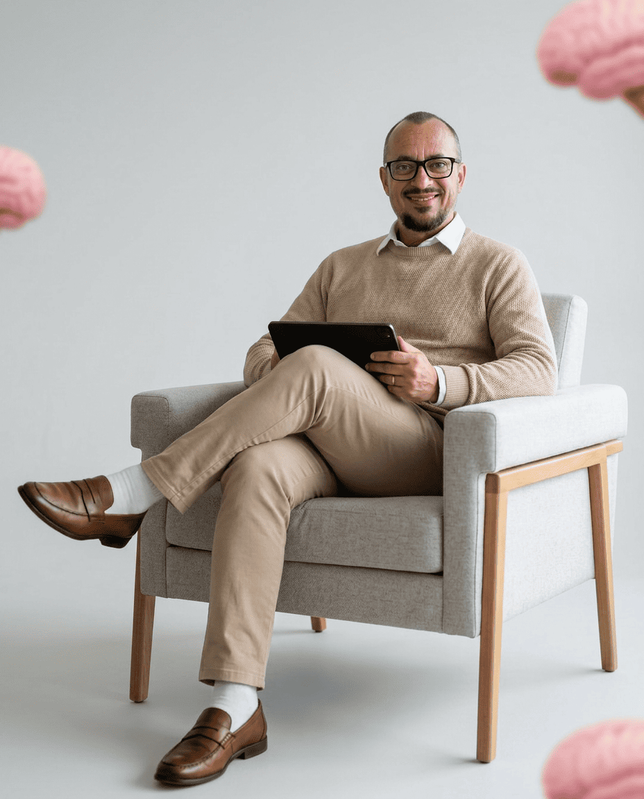 Roger Milan, psicoterapeuta e psicanalista, sorrindo