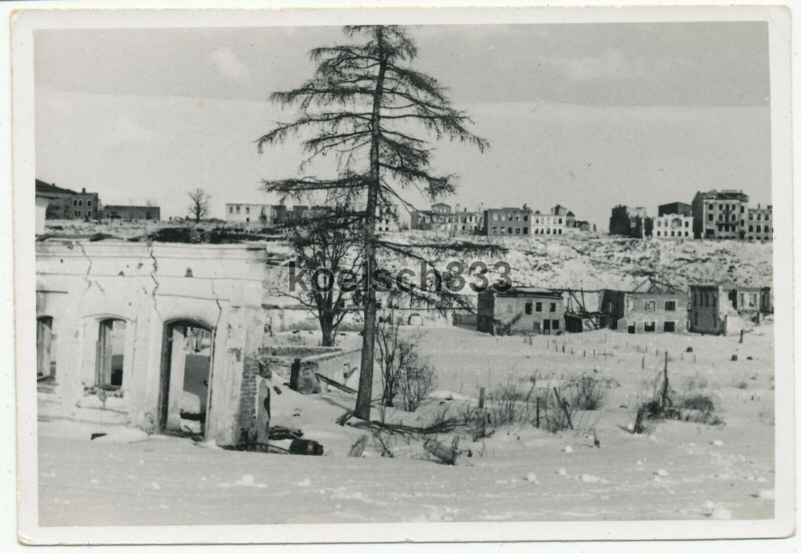 Foto Ruinen im schwer zerstörten Rostow am Don in Russland im Winter 1943,