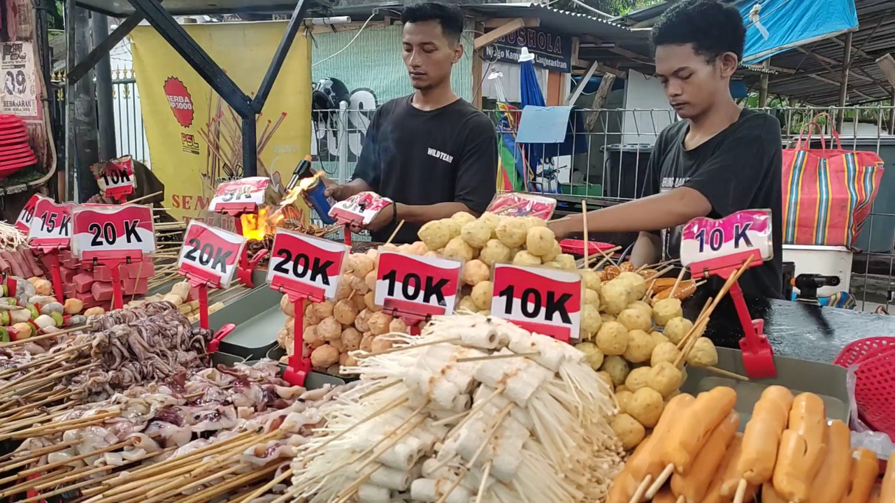 Aneka bakaran sosis dan seafood yang bisa jadi pilihan saat ngabuburit di Alun-alun Kidul Jogja.