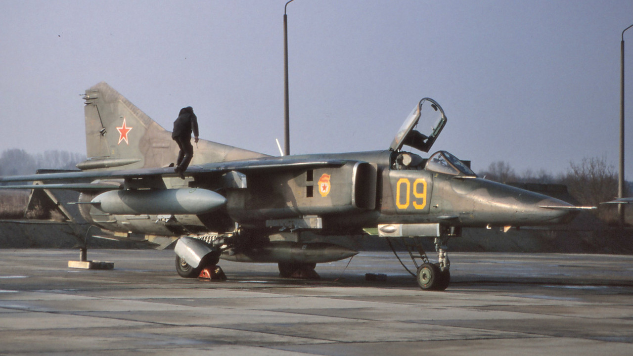 19 GvAPIB Mig-27D Yellow 09 (5)