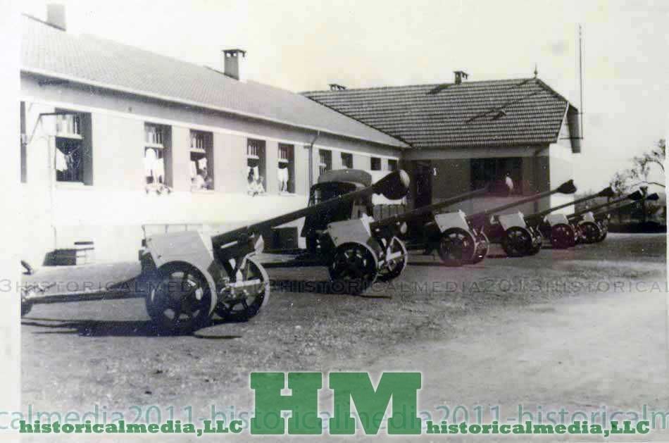 5CM SCHWERE PAK CANNONS IN FORMATION