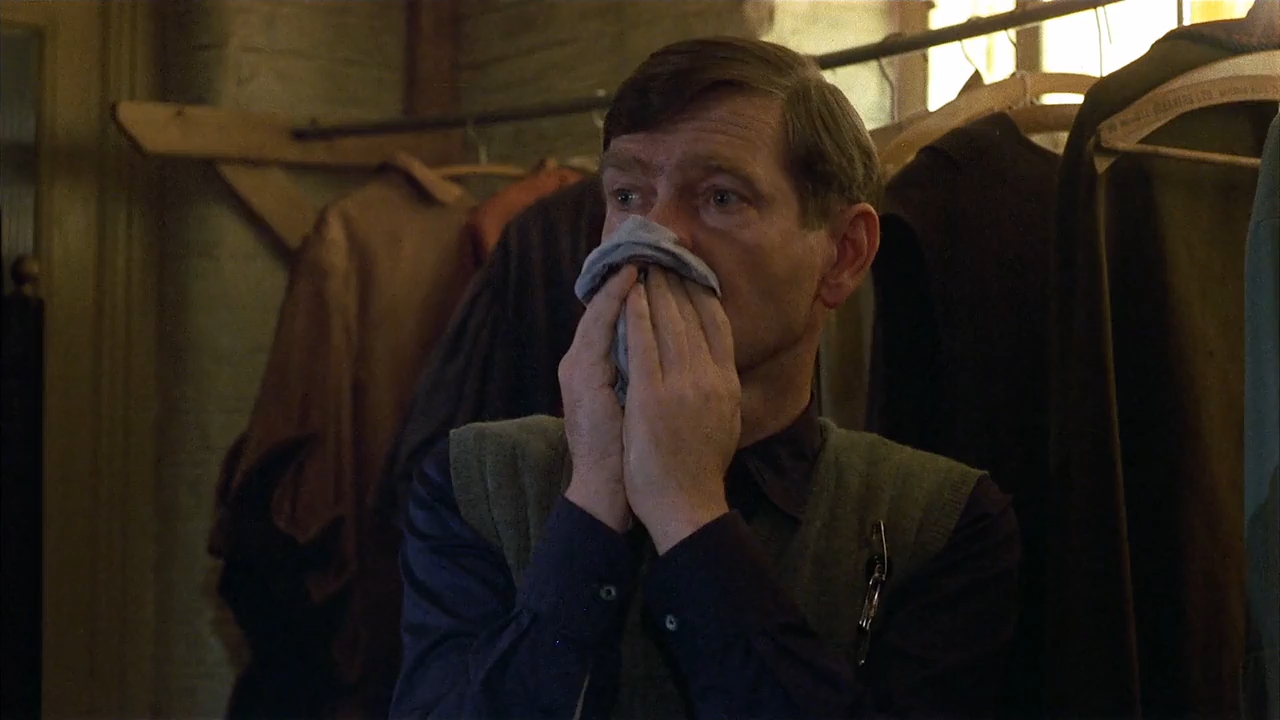 The Dresser 1983 BluRay [Hindi + Tamil + English] 480p 720p ESub Screenshot