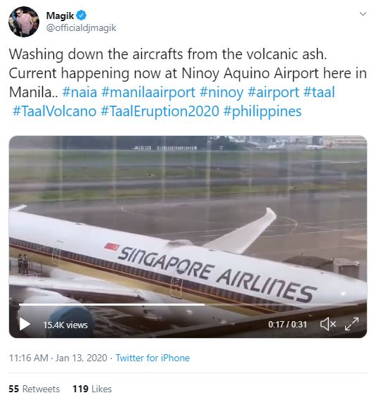 Pesawat di Bandara Manila yang tengah dibersihkan.