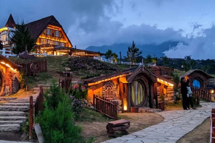 Cepogo Cheese Park menghadirkan spot Rumah Hobbit yang ikonik.