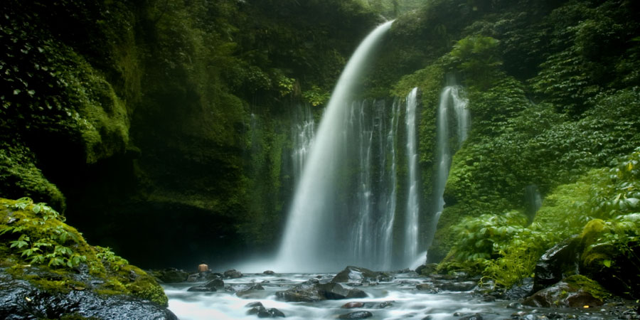 Pesona Keindahan Air Terjun Sendang Gile yang Sangat Menawan