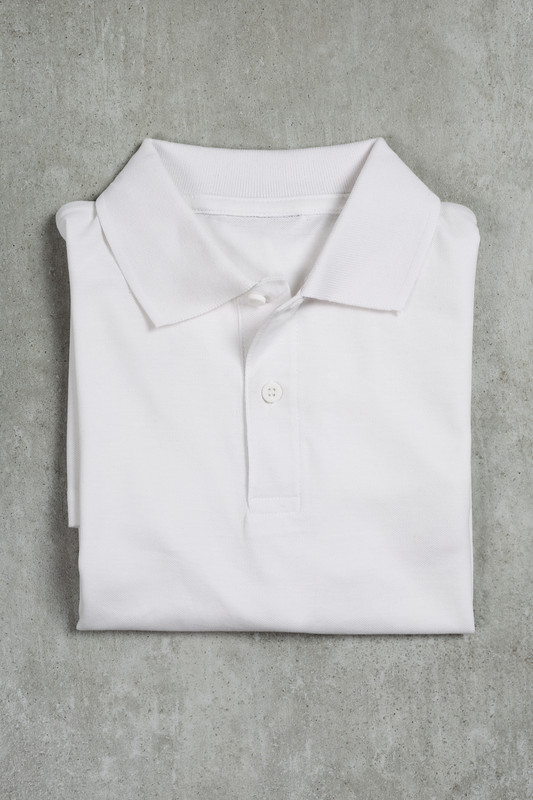 tricou polo simplu de culoare alba care este impachetat