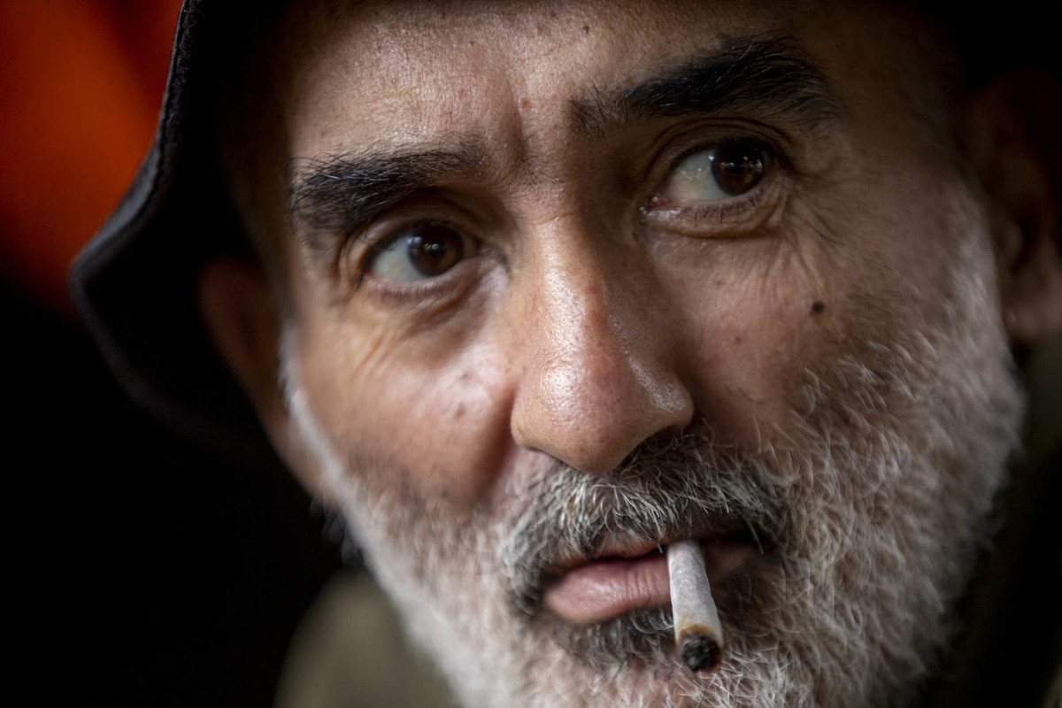 [Primer plano del rostro de Jorge fumando]