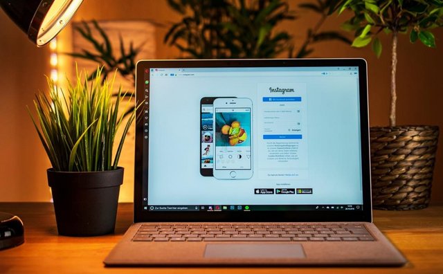 Recomendaciones que te ayudarán a crear contenido atractivo en Instagram Laptop-instagram