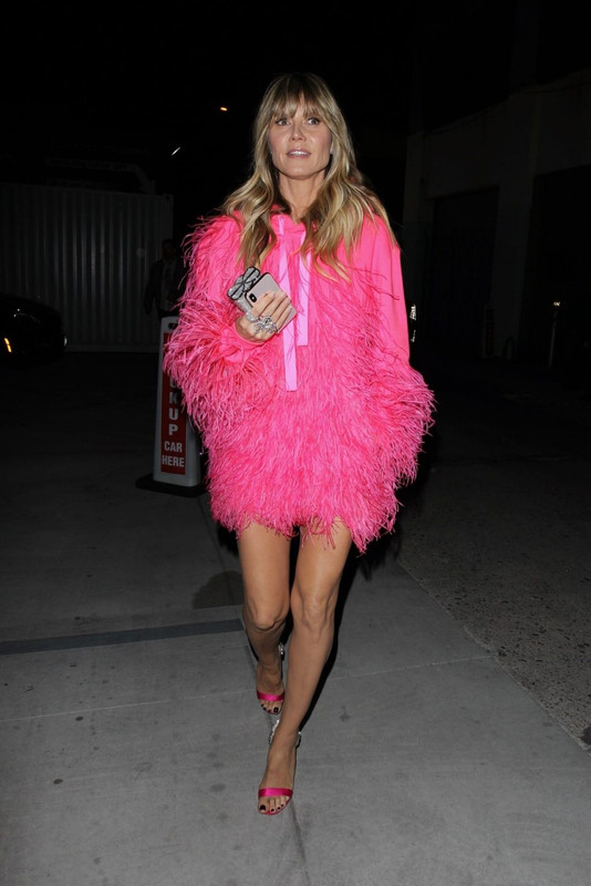 Heidi-Klum-Sexy-Legs-Cool-com-5-1024x1820-2