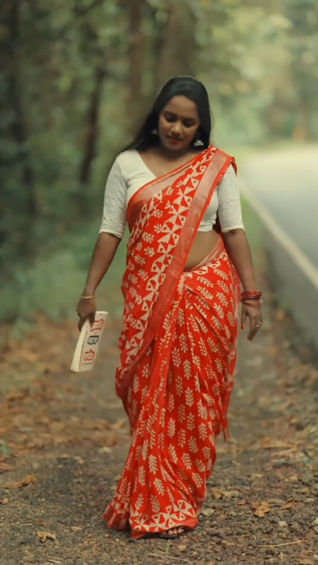 Dusky Malayali Chbby Girl Big Round Deep navel in Orange Saree.mp4_snapshot_00.02.367