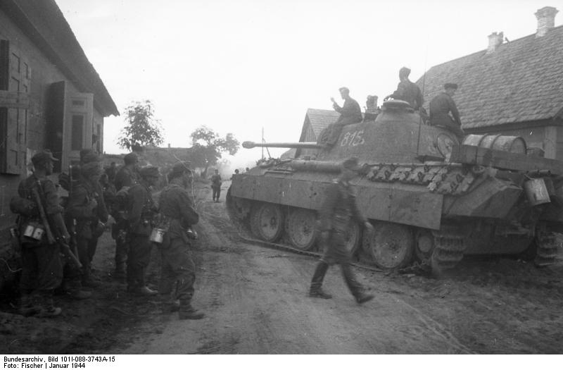 Bundesarchiv_Bild_101I-088-3743A-15,_Russland,_Panzer_V_"Panther"_in_Ortschaft