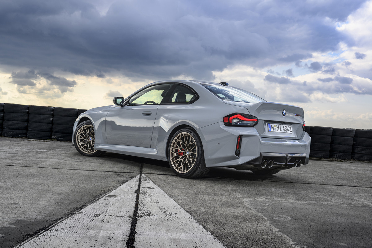 P90600874_highRes_the-new-bmw-m2-cs