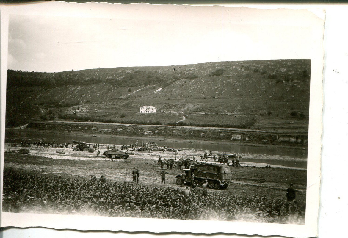 Halbkette SdKfz am Flussufer sichern Brückenbau 