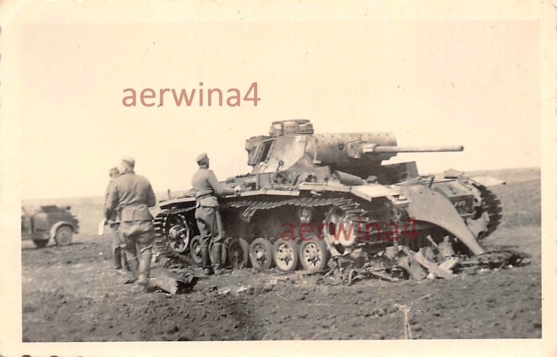 Zerstörter deutscher Panzer III Kalmückensteppe Russland Ostfron