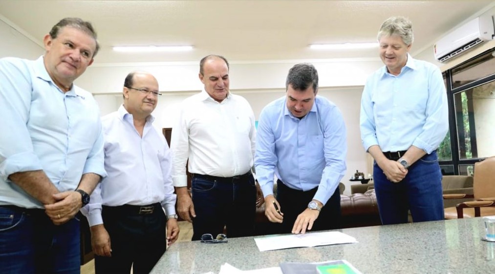 Governador assinou convênio com prefeito de Caracol