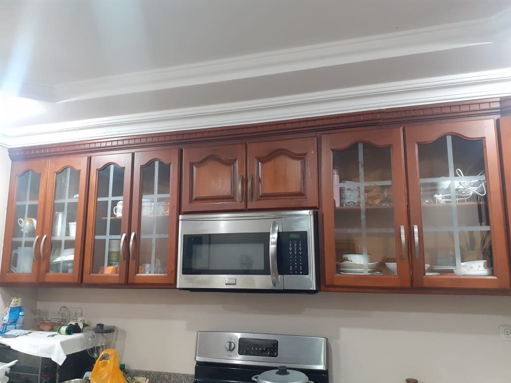 Cocina clásica con muebles de madera y horno central