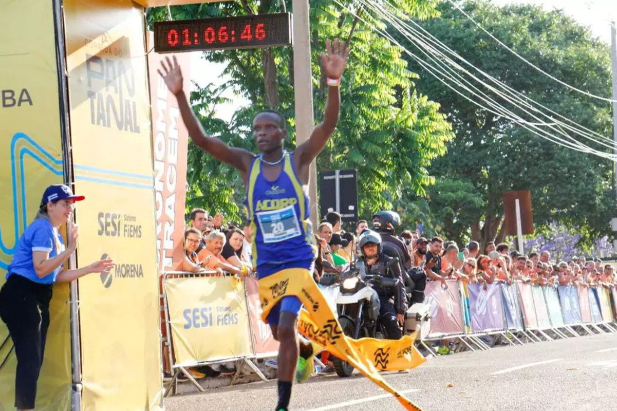 Dismas Nybira Okioma, do Quênia, que ficou completou o pódio em 3º lugar (Foto: Juliano Almeida)