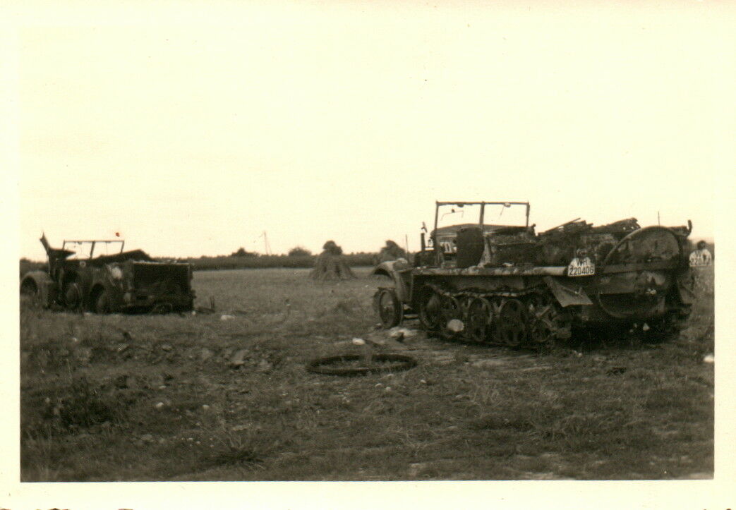Foto, Blick auf zerstörte deutsche Einsatzfahrzeuge