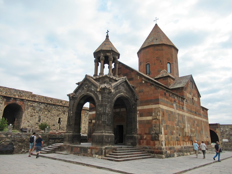 Армения - страна храмов, гор, камней и...