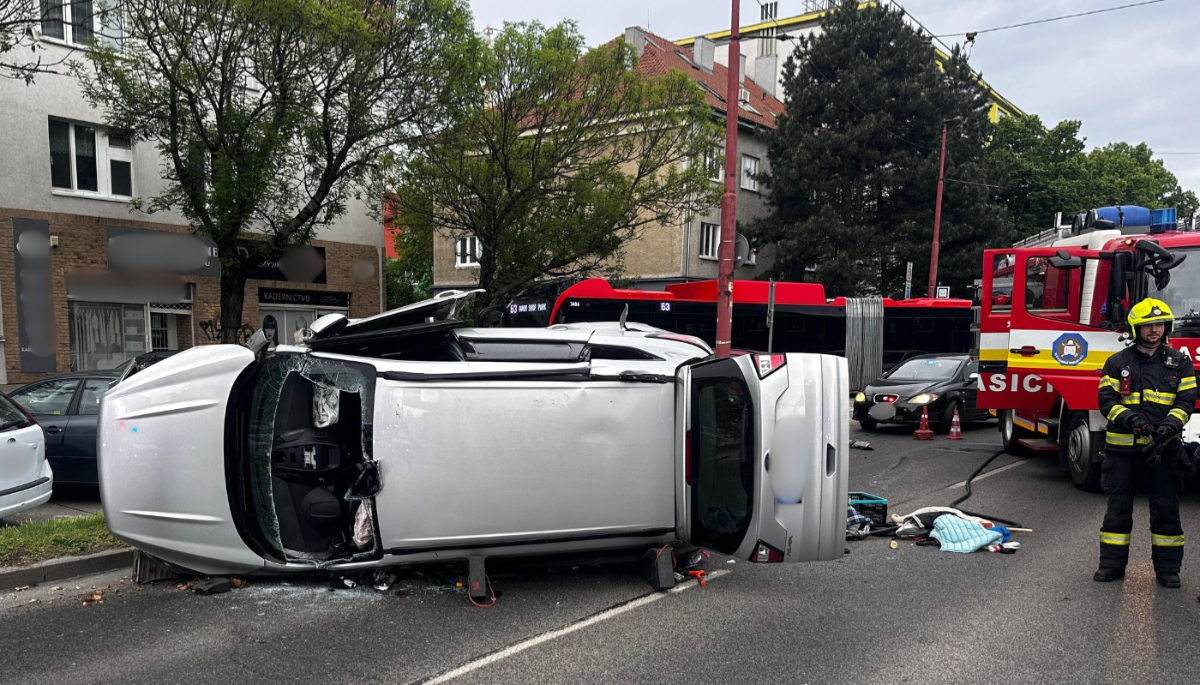 Auto na Trnavskej ceste vyletelo z vozovky, trafilo auto a skončilo prevrátené naboku.