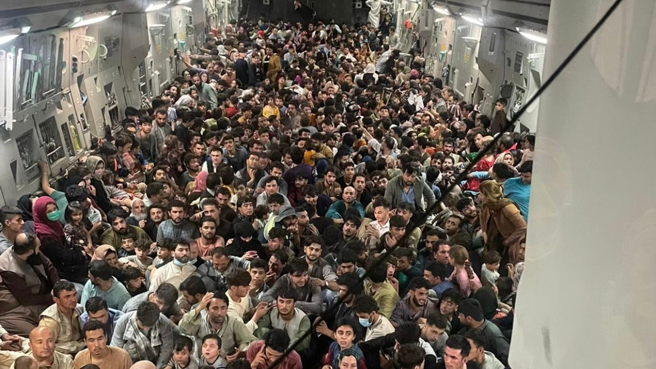https://i.postimg.cc/Kj75ghw1/skynews-kabul-afghanistan-evacuation-5481326.jpg