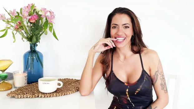 JacquieEtMichelTV – Coco Bae – The seductress’s smile